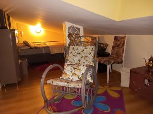 una sedia in una stanza con una camera da letto di Аppartment Dreams a Pamporovo