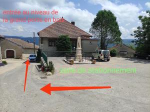 an image of a house with an arrow pointing to a building at Logis vouté les hirondelles in Rogna