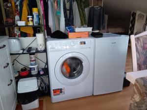 una lavatrice bianca seduta in una stanza di Аppartment Dreams a Pamporovo