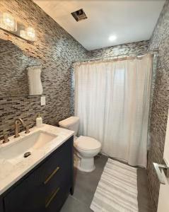 圣彼得堡Private, Family Friendly Home, 10 min to Beach的带马桶和水槽的浴室 更多21张照片