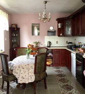 eine Küche mit Tisch und Stühlen und ein Esszimmer in der Unterkunft Kaschubische Schweiz : Oase der Entspannung in Łyśniewo + 38 Fotos