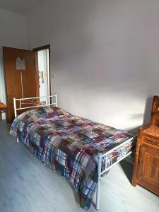 a bed with a quilt on it in a bedroom at Il Rifugio di Mario in Monzuno