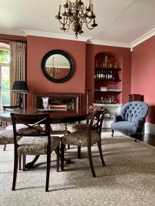 Un comedor con una mesa y sillas y un espejo. en The Green, en Wingfield 32 fotos más