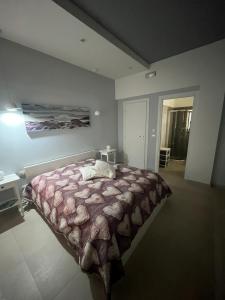 una camera da letto con un letto e un quadro sul muro di Villa Miglietta a Torre Lapillo