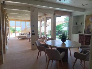 a dining room with a table and chairs at Villa D'or in Madrid