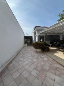 un patio di una casa con parete bianca di Villa Miglietta a Torre Lapillo