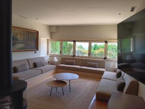 马德里Villa D'or的客厅里有一张沙发和一张桌子。