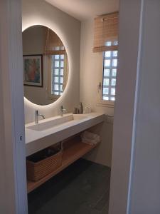 马德里Villa D'or的配有大水槽和镜子的浴室