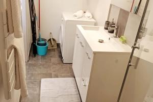 ImphyLe Havre de Sauge的带水槽和冰箱的白色厨房