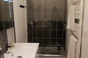 ImphyLe Havre de Sauge的带淋浴、水槽和水槽的浴室