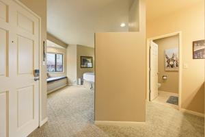 Postel nebo postele na pokoji v ubytování River Ridge 323B home