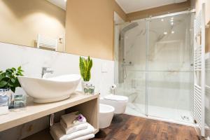 Un baño con lavabo y ducha en Hotel Ristorante Ala d'Oro, en Lugo 129 fotos más
