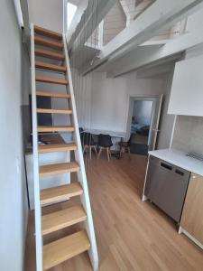 een witte trap in een kamer met een keuken bij BJM Comfort Apartments Oberursel in Weißkirchen