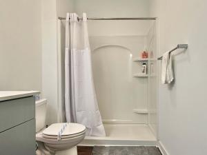 ein weißes Bad mit einem Duschvorhang und einem WC in der Unterkunft Luxury New 2B2B Private Balcony 542Blvd in Atlanta