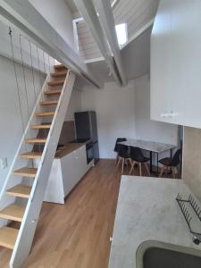 een trap in een huis met een eetkamer en een tafel bij BJM Comfort Apartments Oberursel in Weißkirchen