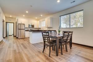 Kuchyň nebo kuchyňský kout v ubytování Less Than 2 Mi to Dtwn St Paul! West Side Remote-Work Hub