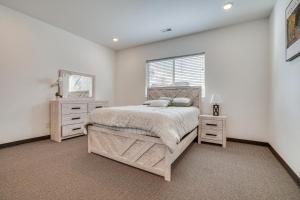 Postel nebo postele na pokoji v ubytování Less Than 2 Mi to Dtwn St Paul! West Side Remote-Work Hub