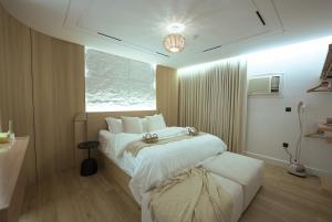 Ένα ή περισσότερα κρεβάτια σε δωμάτιο στο Luxury apartment Self Check-in 85 Screen Cardgames