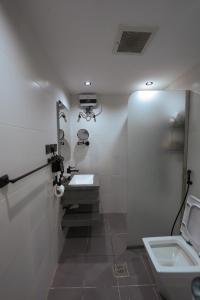 Ένα μπάνιο στο Luxury apartment Self Check-in 85 Screen Cardgames