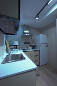 Η κουζίνα ή μικρή κουζίνα στο Luxury apartment Self Check-in 85 Screen Cardgames