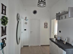 托雷斯港HOMESweetHOME的一间白色的房间,走廊上设有门 更多6张照片