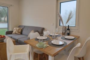 una sala da pranzo con un tavolo e un divano di Tiny House - Gemütlich, ruhig, privat - mit Parkplatz und Terrasse a Lichtenau