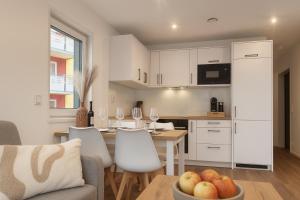 una cucina e un soggiorno con tavolo e sedie di Tiny House - Gemütlich, ruhig, privat - mit Parkplatz und Terrasse a Lichtenau
