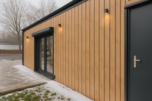 un edificio con una croce sul lato di Tiny House - Gemütlich, ruhig, privat - mit Parkplatz und Terrasse a Lichtenau Altre 3 foto