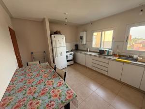 Kuchyň nebo kuchyňský kout v ubytování Excellent apartment, great location