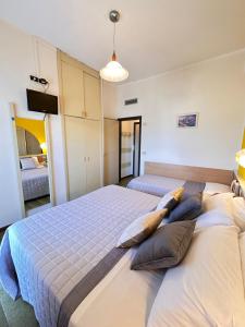 a bedroom with two beds with pillows on them at Hotel Splendid Suisse in Bellaria-Igea Marina +16 photos