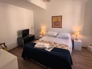 Un pat sau paturi într-o cameră la Hotel Dali +25 fotografii