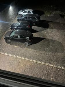 un gruppo di auto parcheggiate in un parcheggio di Apartamento Ametista Minerais a Ametista do Sul