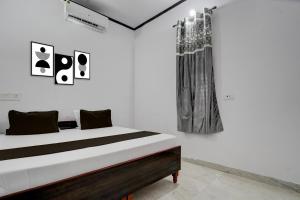Postel nebo postele na pokoji v ubytování Hotel O Shubh Residency