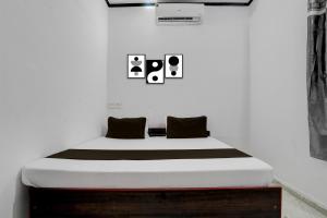Postel nebo postele na pokoji v ubytování Hotel O Shubh Residency