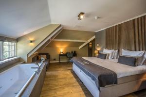 Un pat sau paturi într-o cameră la Landgoed De Uitkijk Hellendoorn