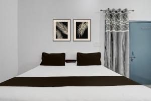 Postel nebo postele na pokoji v ubytování Hotel O Shubh Residency