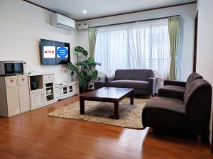 Televiisor ja/või meelelahutuskeskus majutusasutuses 駅近4分 富士山を眺める和風宿2