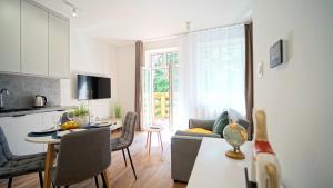 Μια τηλεόραση ή/και κέντρο ψυχαγωγίας στο Apartamenty EverySky Kowary, 1-go Maja 62