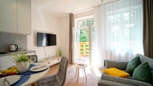 Μια τηλεόραση ή/και κέντρο ψυχαγωγίας στο Apartamenty EverySky Kowary, 1-go Maja 62