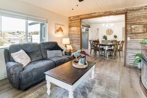 ein Wohnzimmer mit Sofa und Tisch in der Unterkunft 2 Mi to Clear Lake Pet-Friendly Lakeport Retreat! in Lakeport + 17 Fotos