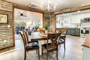 eine Küche und ein Esszimmer mit Tisch und Stühlen in der Unterkunft 2 Mi to Clear Lake Pet-Friendly Lakeport Retreat! in Lakeport