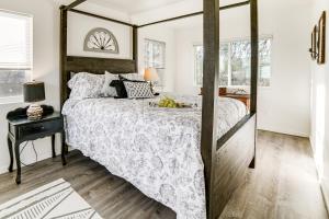 ein Schlafzimmer mit einem großen Bett und einem Tisch in der Unterkunft 2 Mi to Clear Lake Pet-Friendly Lakeport Retreat! in Lakeport