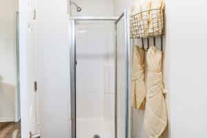 ein begehbarer Kleiderschrank mit Tür und einem Krawattenständer in der Unterkunft 2 Mi to Clear Lake Pet-Friendly Lakeport Retreat! in Lakeport