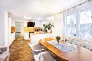 una cucina e una sala da pranzo con tavolo e sedie in legno di Ferienhaus im Harz a Harzgerode