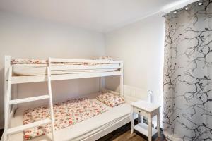 una camera con 2 letti a castello e una tenda di Ferienhaus im Harz a Harzgerode