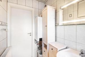 un bagno con lavandino, WC e specchio di Ferienhaus im Harz a Harzgerode Altre 12 foto