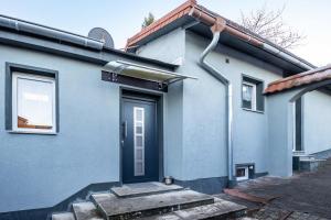 una casa con un tubo di scarico sul lato di Ferienhaus im Harz a Harzgerode