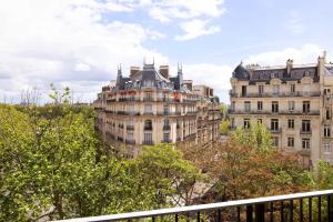 una vista degli edifici di Parigi da un balcone di Luxury Apartments entirely next to the Eiffel Tower - Paris a Parigi