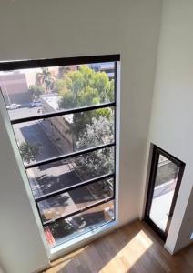 une pièce avec une grande fenêtre et un miroir dans l'établissement Hollywood Luxury Pent house, à Los Angeles