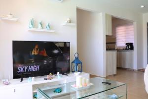 TV/trung tâm giải trí tại Luxury 3 bedroom 2 bath Lagoon view condo